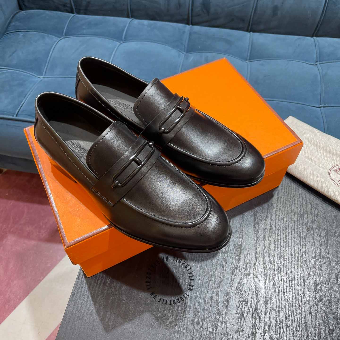 Kiểu dáng và thiết kế của đôi giày lười Hermes màu nâu