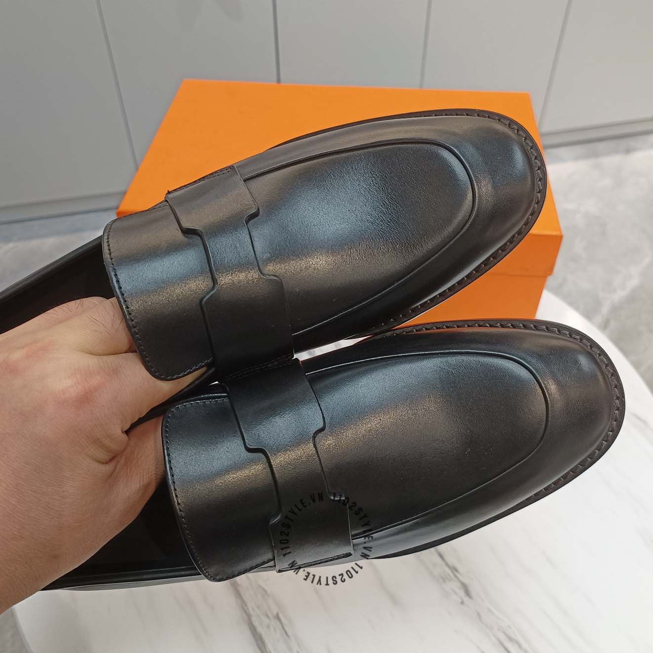Màu sắc chủ đạo của đôi giày lười Hermes
