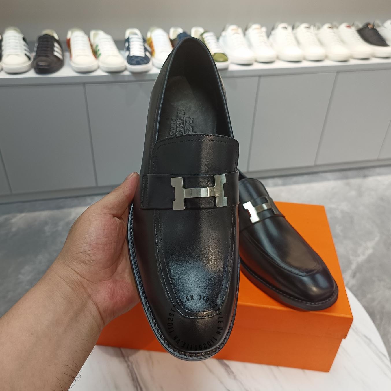 Màu sắc chủ đạo của đôi giày Hermes màu đen 