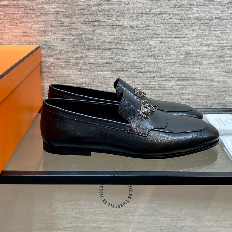 Chất liệu da của đôi giày lười Hermes
