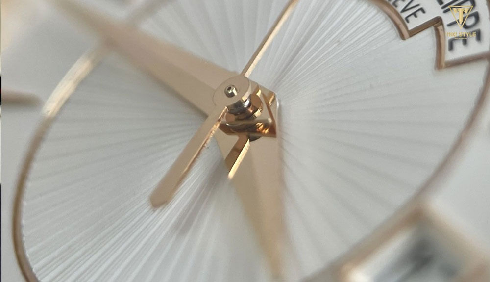 Mặt kính của sản phẩm đồng hồ Patek Philippe siêu cấp Super Fake chính là Sapphire nguyên khối.