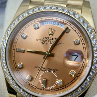 mặt số được làm từ chất liệu Sapphire nguyên khối.