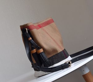 Túi Burberry nữ đeo chéo quai đen chất canvas replica 1:1 chính hãng - Hình ảnh 4