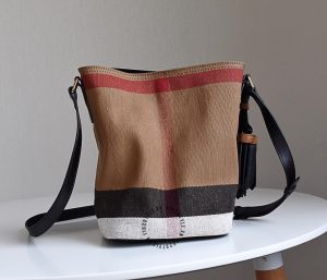 Túi Burberry nữ đeo chéo quai đen chất canvas replica 1:1 chính hãng - Hình ảnh 2