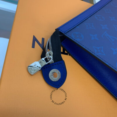 Khoá kéo trên mẫu ví kẹp nách nam Louis Vuitton