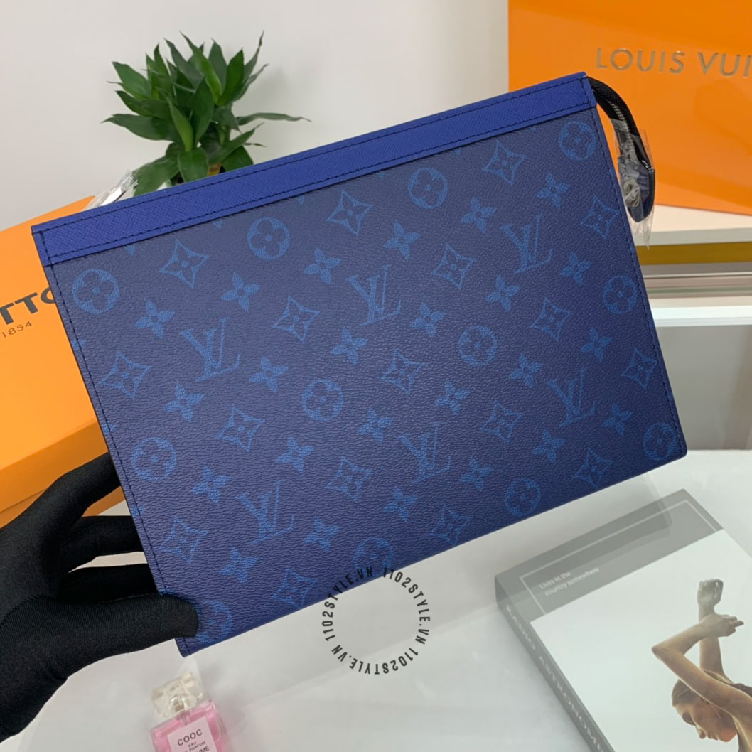 Ví kẹp nách nam LV hoạ tiết monogram có giá bán ưu đãi tại 1102 STYLE