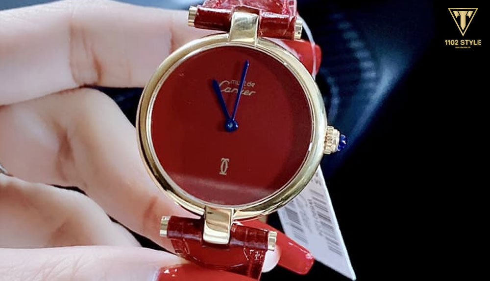 Đồng hồ Cartier giá rẻ loại 2 và 3 : Đây là dòng đồng hồ Cartier giá rẻ được sản xuất tại Trung Quốc với chất lượng không được cao và mẫu mã cũng không đẹp. Những mẫu sản phẩm Cartier này có giá chỉ từ vài trăm nghìn tới hơn 1 triệu đồng.