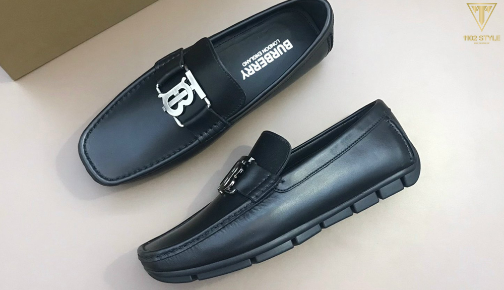 Về thiết kế những sản phẩm giày lười Burberry nam siêu cấp và giày lười Burberry nam Super Fake có thể gọi là dùng ổn và có chất lượng tương đối. Chúng là sản phẩm cực kỳ thích hợp cho các bạn học sinh và sinh viên thích đi thay đổi.