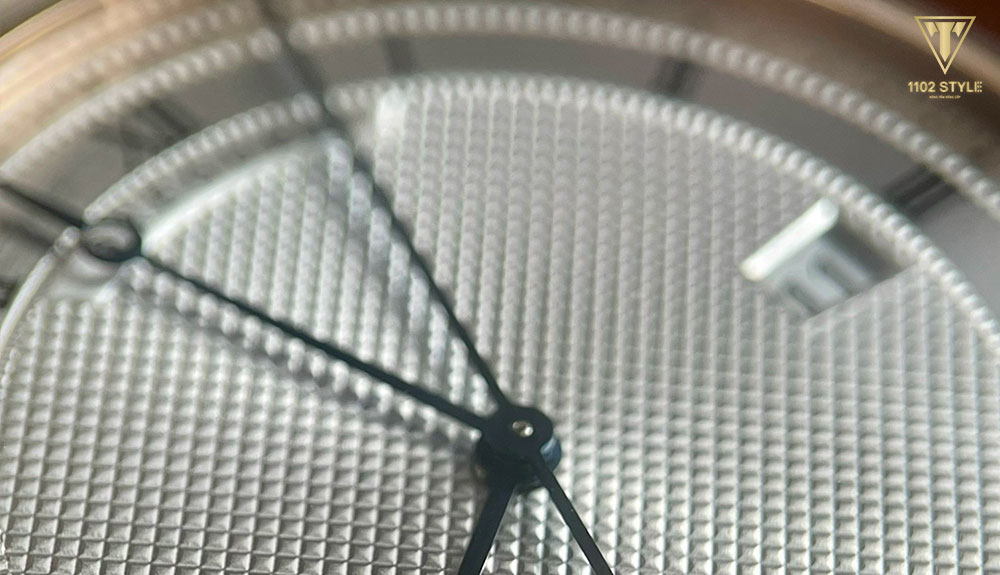 Mặt kính của sản phẩm đồng hồ Breguet Super Fake chính là Sapphire nguyên khối. Đây là một chất liệu siêu cứng chỉ sau kim cương và chỉ có kim cương mới có thể làm vỡ nó được.