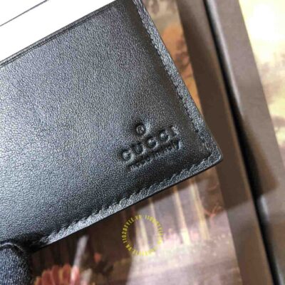 Đường chỉ may trên mẫu bóp nam Gucci hổ