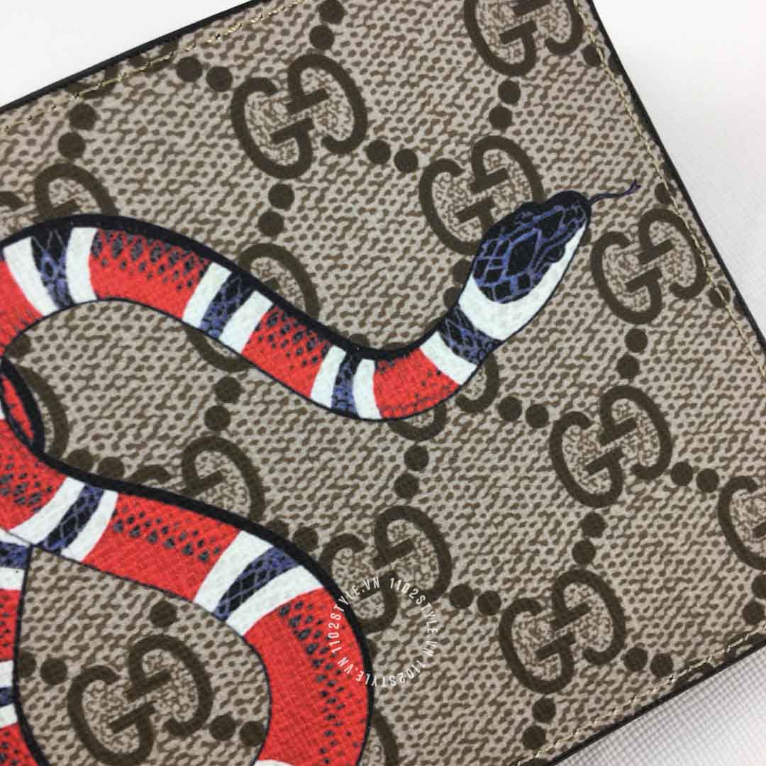 Đường chỉ may trên mẫu bóp nam Gucci rắn