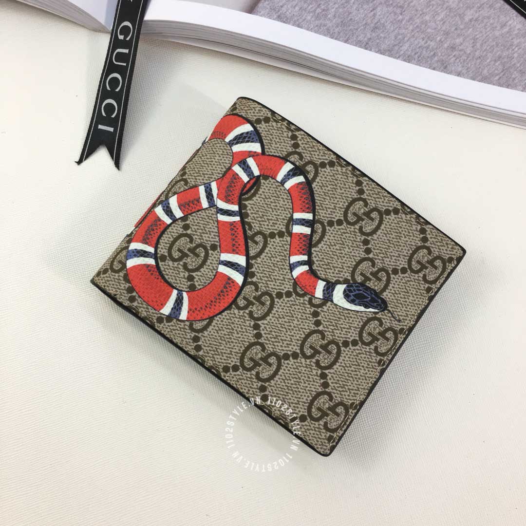 Thiết kế nổi bật của mẫu bóp Gucci nam hoạ tiết rắn