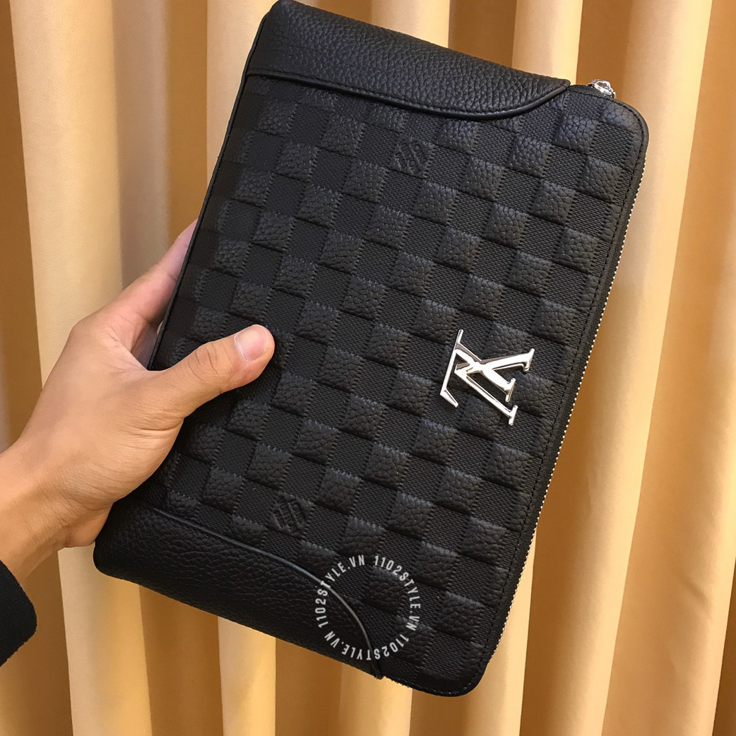 Clutch LV nam màu đen Fake loại 1:1 logo kim loại nổi bật