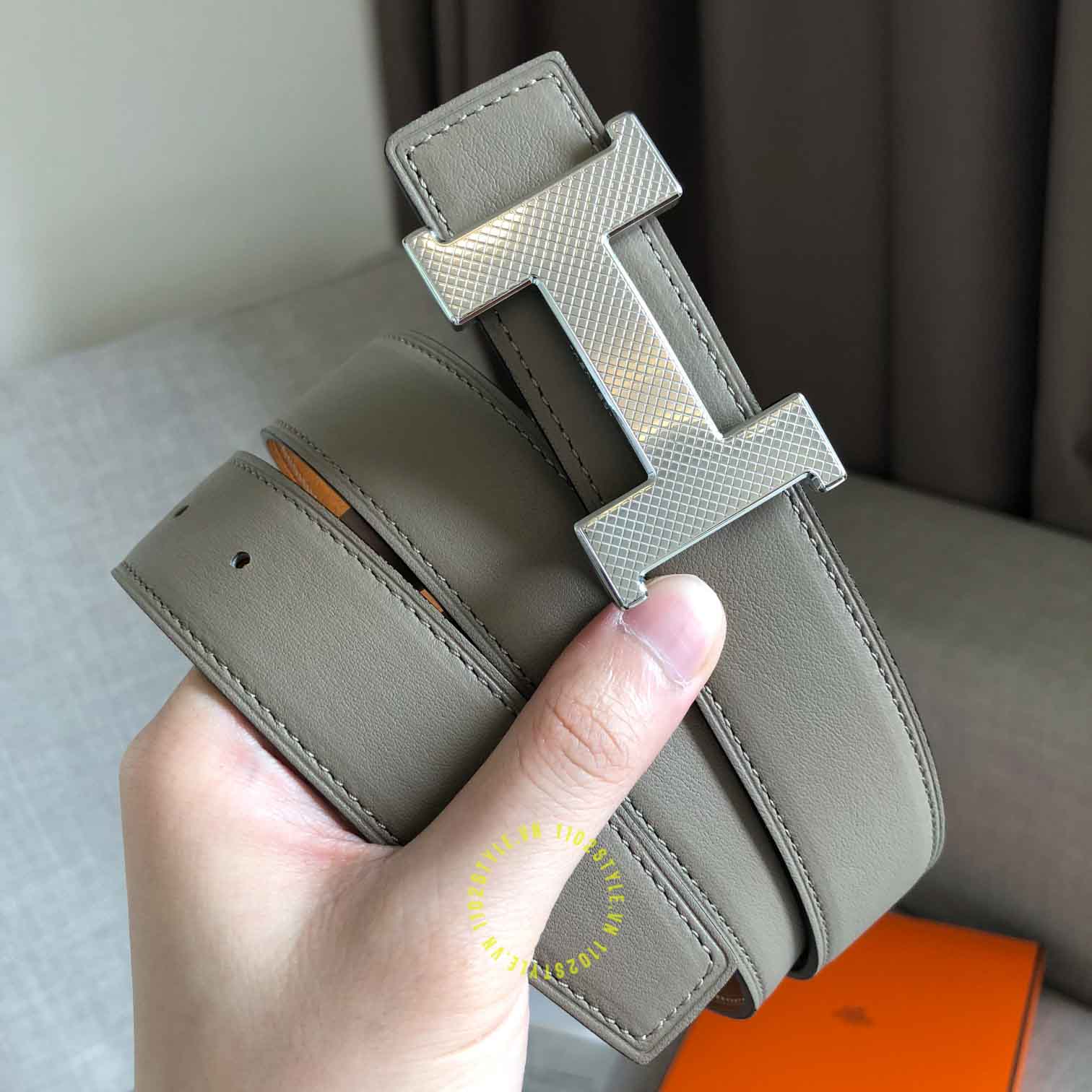 Màu sắc nâu và xám chủ đạo