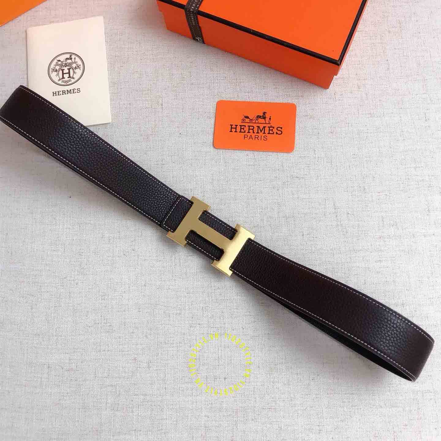 Thiết kế của thắt lưng Hermes da đen khóa vàng Like Auth
