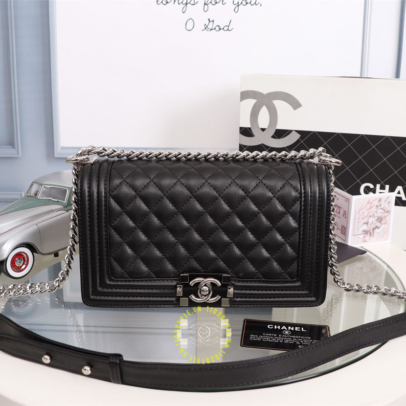 Túi đeo chéo Chanel