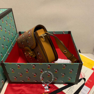 Giá của mẫu túi xách Gucci 1955 Horsebit Shoulder Bag vô cùng hợp lý