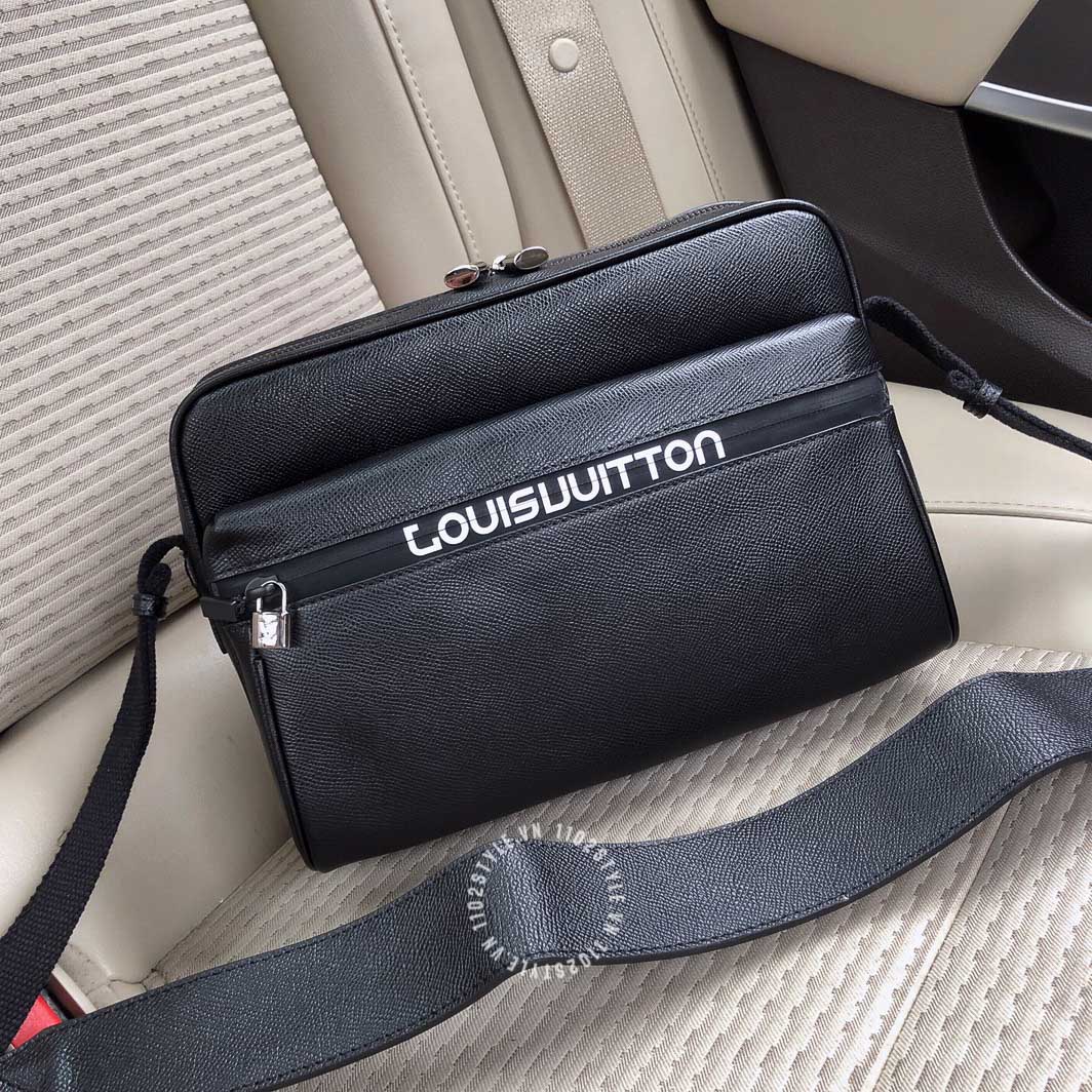 Túi đeo chéo Louis Vuitton nam