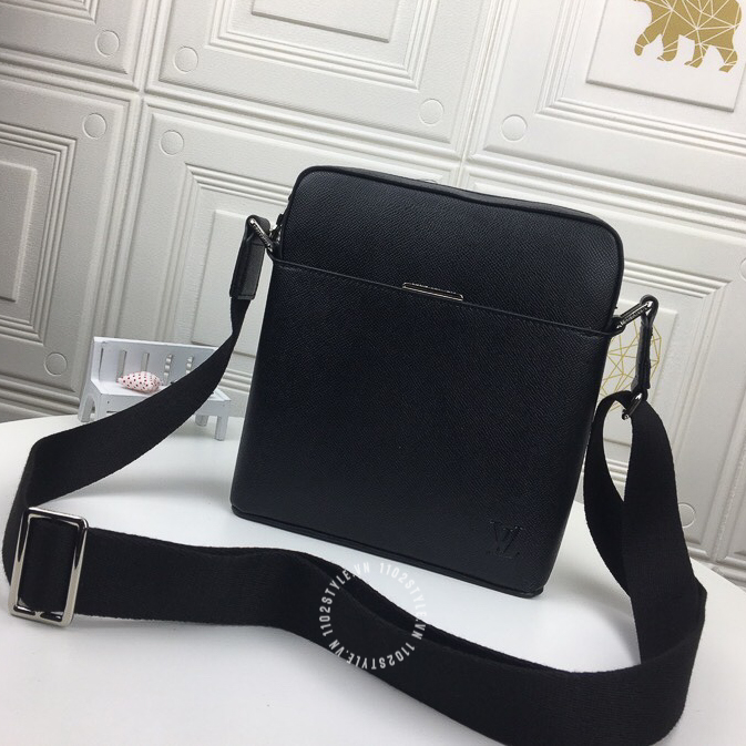 Túi đeo chéo Louis Vuitton nam