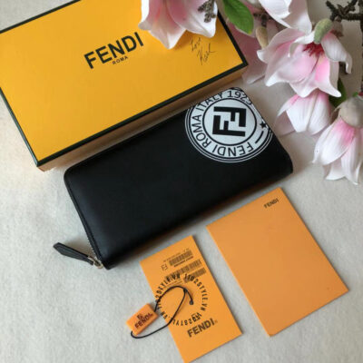 Ví dài cầm tay Fendi