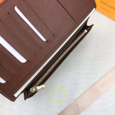 Đường chỉ may trên mẫu ví gập nam Louis Vuitton