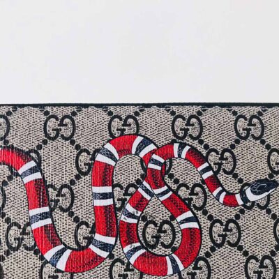 Hoạ tiết nổi bật trên ví snake Gucci nam