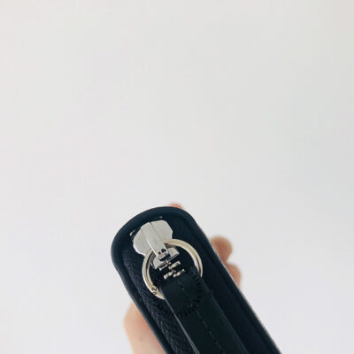 Chi tiết khoá kéo của mẫu ví Gucci snake màu ghi