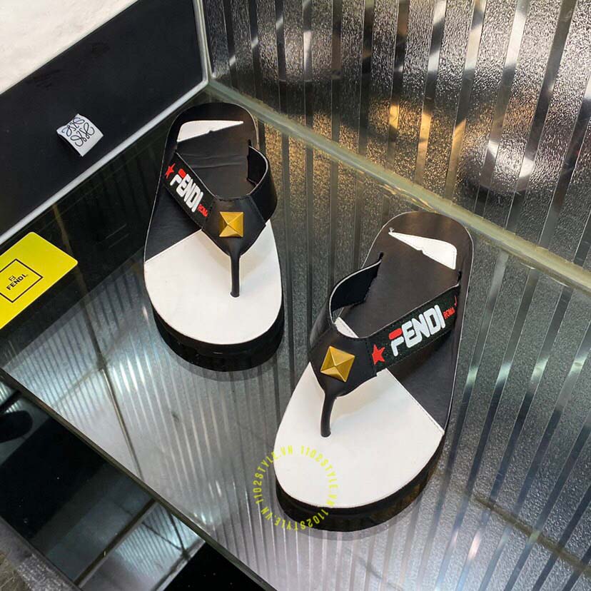 dép fendi xỏ ngón