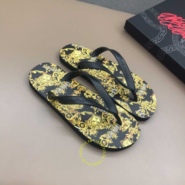 dép xỏ ngón versace