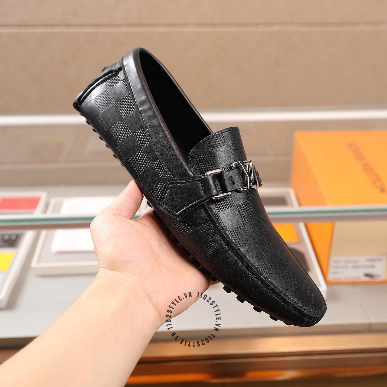 Kiểu dáng và thiết kế của Giày lười LV nam màu đen super fake