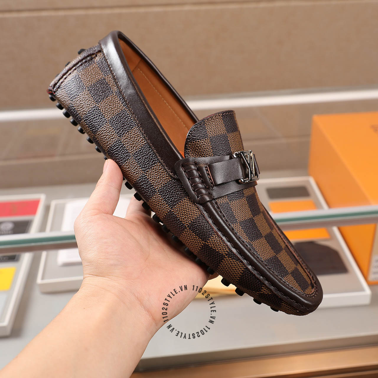 Kiểu dáng và thiết kế của Giày lười LV nam màu nâu họa tiết caro super fake