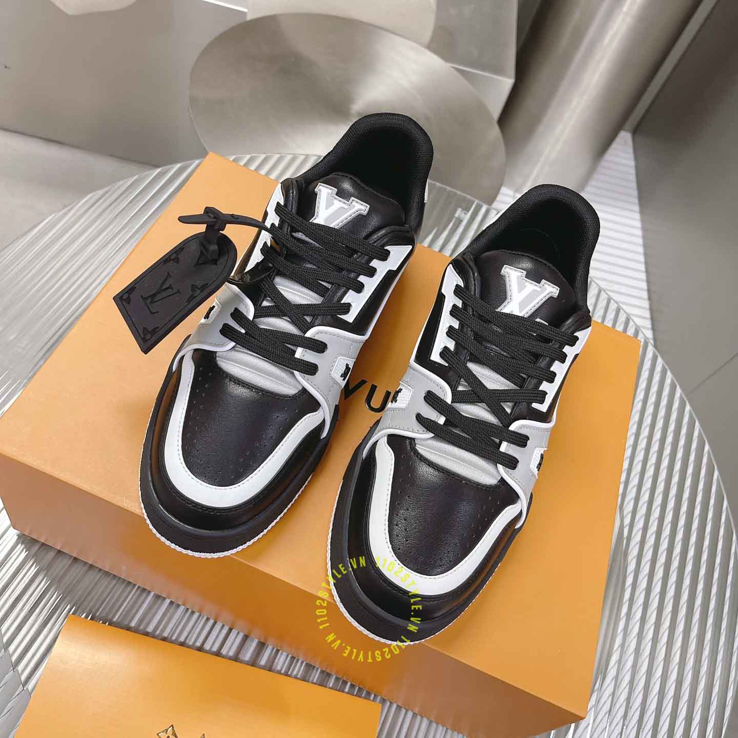 giày louis vuitton giá bao nhiêu