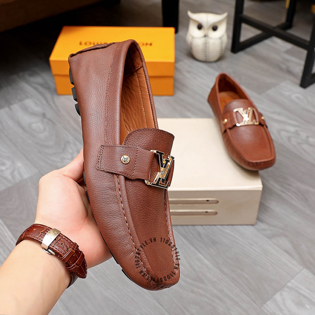 Kiểu dáng và thiết kế của Giày lười LV nam màu nâu logo vàng super fake