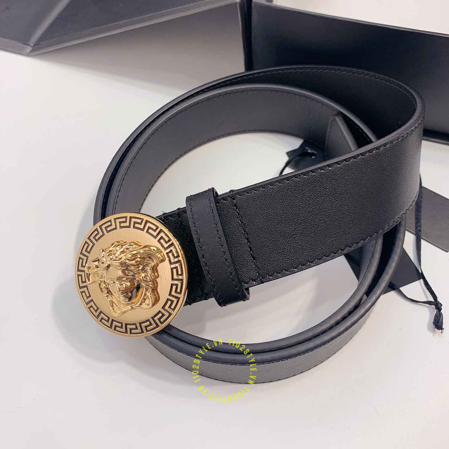 Thắt lưng Versace dây da đen trơn mặt khóa tròn màu vàng