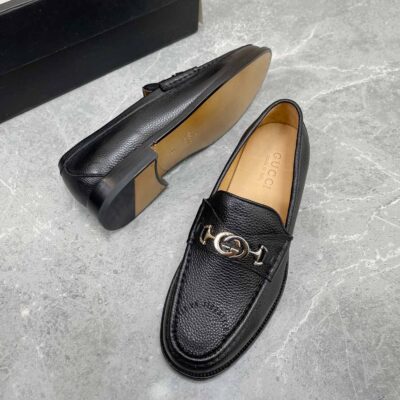 Chất liệu da là một lựa chọn phổ biến trong sản xuất giày nam cao cấp