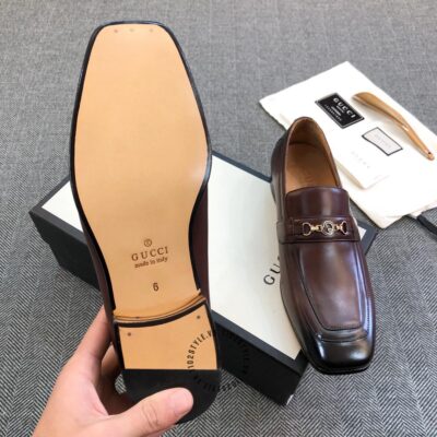 Sản phẩm giày lười Gucci nam da nâu bóng phiên bản Likeauth được đánh giá là vô cùng chất lượng.