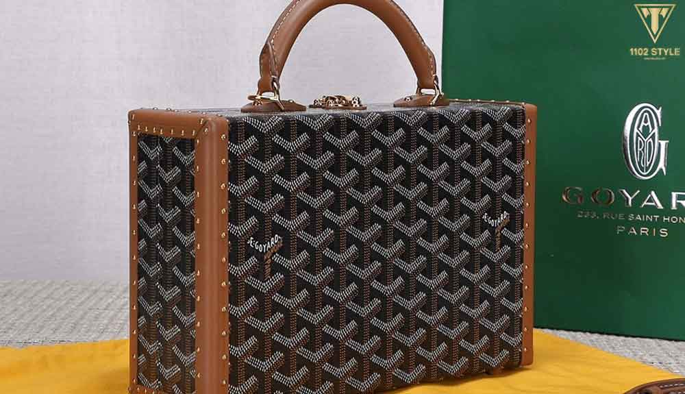 Những chiếc túi Goyard hình hộp trống đa số được làm bằng da bê của nước Ý thượng hạng và có hình in hoạ tiết Goyard mang sự biểu tượng của hãng.