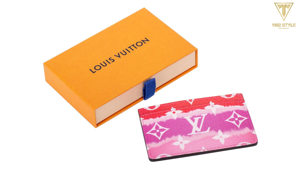Ví LV đựng thẻ tín dụng: Sản phẩm này có Size nhỏ gọn với nhiều ngăn để đựng các loại thẻ như thẻ tín dụng, ngân hàng và cũng có thể là danh thiếp