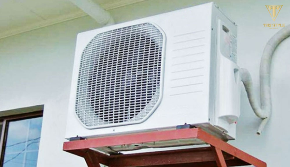 Bật máy lạnh ở chế độ làm mát hoặc quạt để tạo luồng không khí nóng đối nghịch trong phòng.