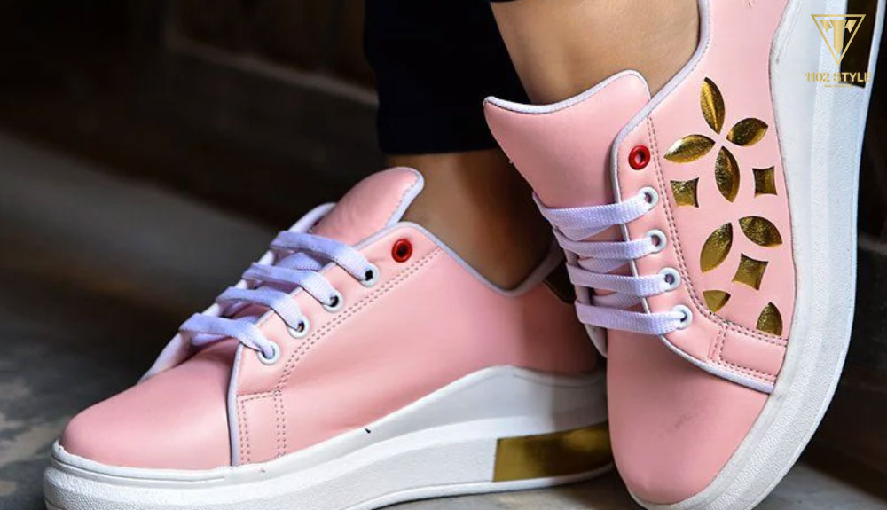 Giày Sneaker thoải mái và dễ phối đồ phù hợp với tính cách cân bằng của con gái cung Thiên Bình.