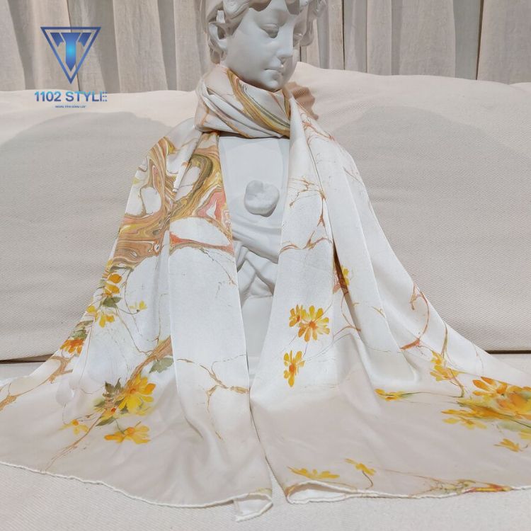 Khăn lụa hoạ tiết hoa văn