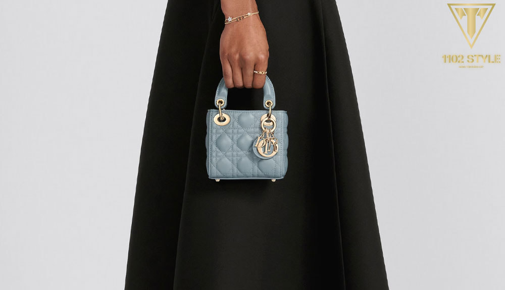 Mini Dior Micro Lady Dior Bagcloud Blue Cannage Lambskin là một mẫu túi nhỏ gọn và xinh xắn hoàn hảo