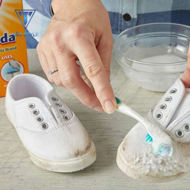 Dùng baking soda và giấm làm sạch giày vải trắng
