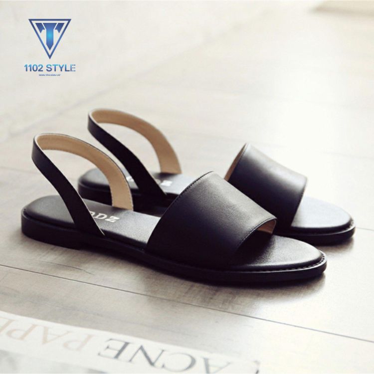 Chân to đi giày sandal có quai ngang bản to