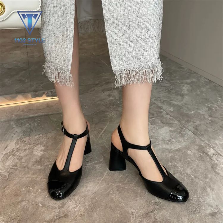 Chân to đi giày có quai hình chữ T