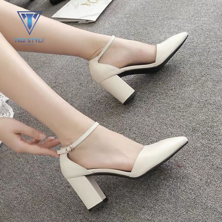 đầm trắng mang giày màu gì