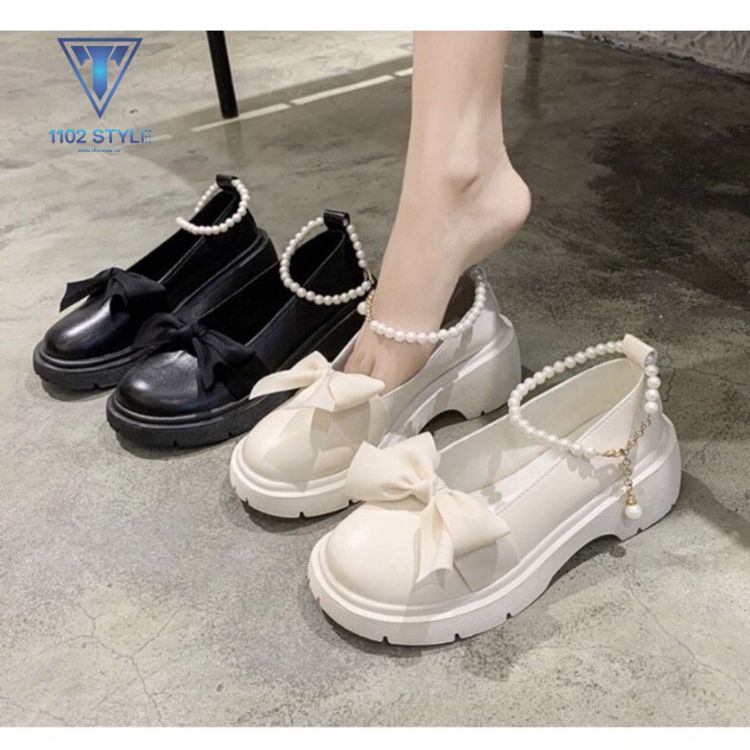 đầm trắng mang giày màu gì