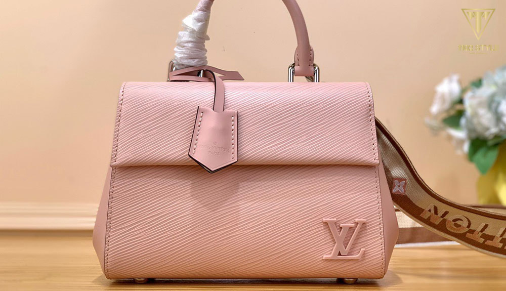 Louis Vuitton được biết đến là thương hiệu huyền thoại nổi tiếng với thời trang độc quyền