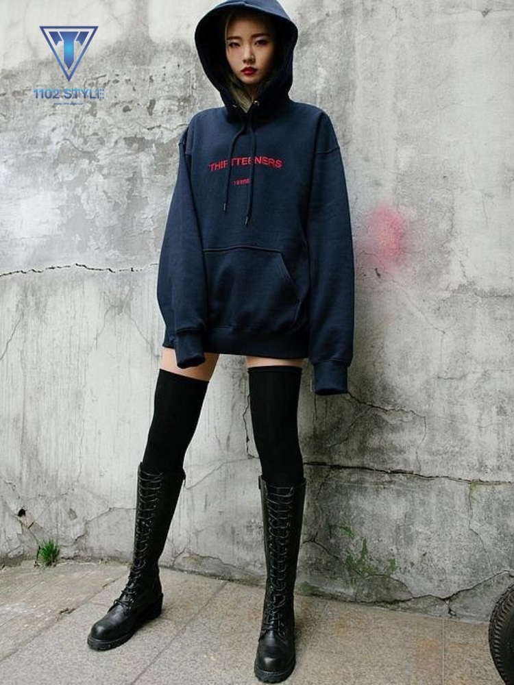 Phối đồ với giày boot nữ cổ cao và áo hoodie giấu quần