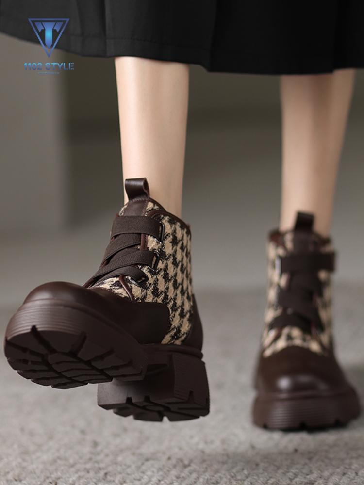 Chọn giày boot cùng tông màu với quần dài